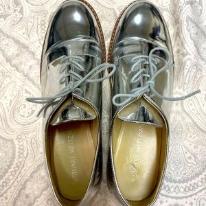 Stuart Weitzman  Women’s Sz 9 1/2 Metallic Silver Oxford lace up